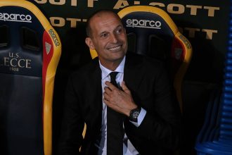 Allegri in panchina prima di Lecce Milan