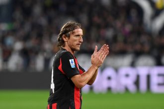 Il centrocampista croato applaude il pubblico rossonero
