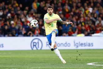 Il centrocampista della nazionale brasiliana si trasferisce ai rossoneri che lo avevano lanciato nel calcio dei grandi.