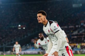 Il difensore belga esulta dopo la rete realizzata ai giallorossi