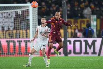 Il duello aereo tra due dei protagonisti del match tra Roma e Milan. 11 reti realizzate con la Roma finora, insidiando il record di Balotelli al Milan