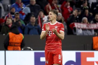 Leon Goretzka con la maglia del Bayern Monaco: la decisione sul suo trasferimento al Milan attesa a giorni.