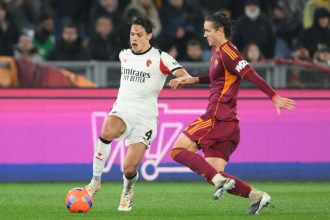 Il centrocampista italiano contrasta uno dei difensori giallorossi durante il match di campionato
