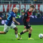 Dimarco e Saelemaekers si contendono palla in Milan-Inter 1-0 del 08/03/2026