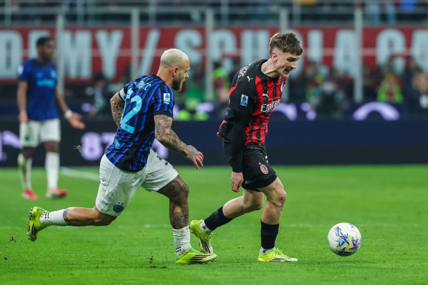 Dimarco e Saelemaekers si contendono palla in Milan-Inter 1-0 del 08/03/2026