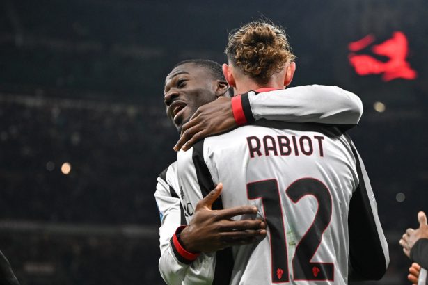 Fofana, autore del gol del 3-1 in Milan- Torino, abbraccia Rabiot