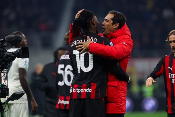 Leao e Corradi si abbracciano dopo la rete del portoghese contro la Lazio