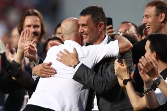 Paolo Maldini celebra con Stefano Pioli la vittoria del diciannovesimo scudetto del Milan. Il dirigenti è vicino al Fenerbahce