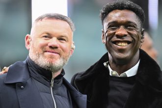 Seedorf e Rooney sorridono prima della cronaca di un match di champions League