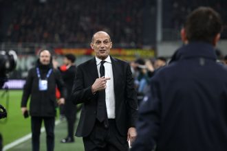 L'interazione tra Allegri e Chivu prima della partita tra Milan e Inter
