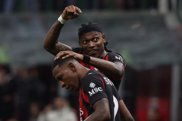 Leao indica Estupinan ai tifosi dopo la sua rete contro l'Inter nel corso del derby. Entrambi saranno titolari contro il Sassuolo
