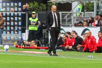 Massimiliano Allegri, tecnico del Milan, riflette durante il match interno con Udinese. Milan in ritiro da mercoledì