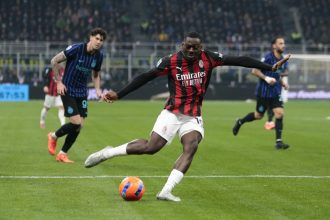 Fofana, centrocampista del Milan, è sul mercato e richiesto da diverse squadre.