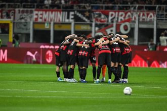 I rossoneri in gruppo prima dell'inizio della partita tra Milan e Juventus. Il Milan va in ritiro in vista della partita contro il Genoa