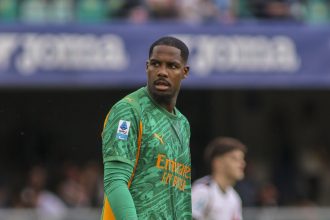 Mika Maignan, portiere del Milan, in azione nel corso della partita contro il Verona