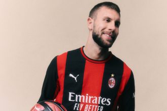 Strahinja Pavlovic, difensore AC Milan, posa con la nuova maglia home dei rossoneri