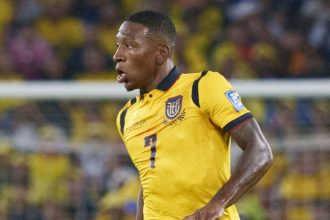 Pervis Estupinan, terzino del Milan, con la maglia della nazionale ecuadoriana