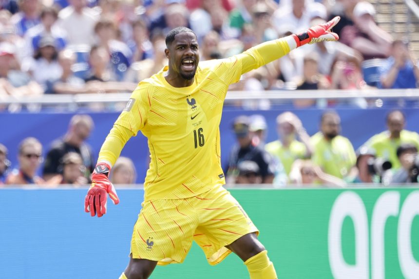 Mike Maignan, portiere del Milan e della Francia, fornisce indicazioni nel corso del Mondiale