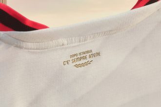 Il colletto dell'away kit del Milan per la stagione 2026/2027 ha un'iscrizione alla vittoria della Champions League di Atene del 2007 dopo la sconfitta col Liverpool ad Istanbul