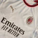 La maglia da trasferta del Milan per la stagione 2026/2027 è ispirata alla vittoria della Champions League di Atene e la leggenda del club, con l'alloro a richiamare la grandezza