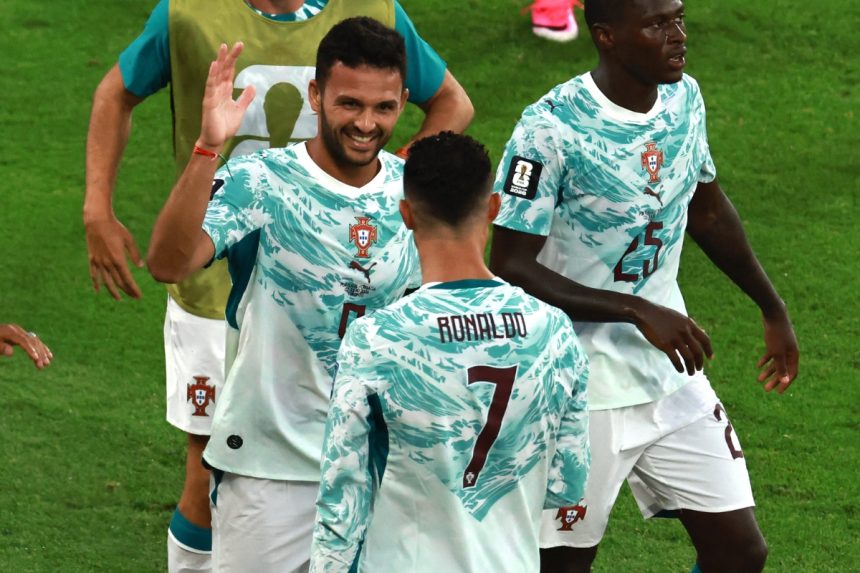 Goncalo Ramos esulta con Cristiano Ronaldo dopo l rete da record al 94' di Portogallo-Croazia