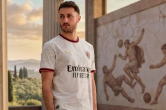 Santiago Gimenez, attaccante del Messico e del Milan, indossa la maglia da trasferta