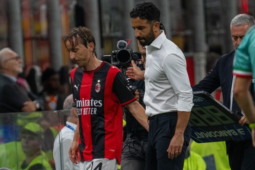 Ruben Amorim saluta Luka Modric dopo l'uscita dal campo del numero 14