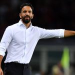 Ruben Amorim fornisce indicazioni alla propria squadra all'esordio in Serie A del Milan
