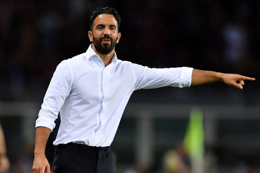 Ruben Amorim fornisce indicazioni alla propria squadra all'esordio in Serie A del Milan