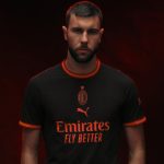 Strahinja Pavlovic, difensore del Ac Milan, posa con la terza maglia dei rossoneri per la stagione 2026/2027