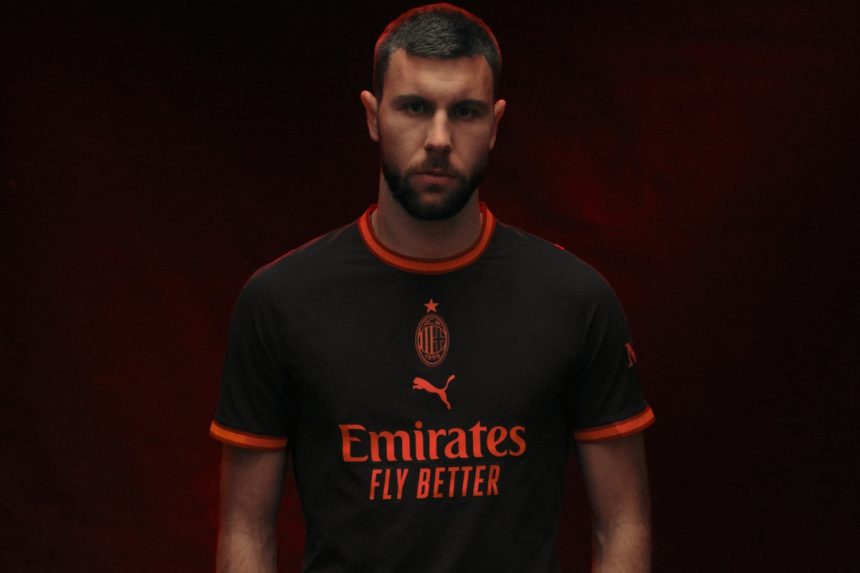 Strahinja Pavlovic, difensore del Ac Milan, posa con la terza maglia dei rossoneri per la stagione 2026/2027
