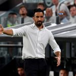 Ruben Amorim, allenatore Ac Milan, fornisce indicazioni ai propri calciatori nel corso della sfida tra Juventus e Milan