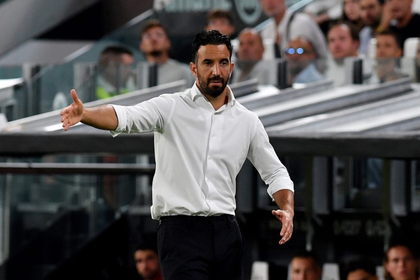 Ruben Amorim, allenatore Ac Milan, fornisce indicazioni ai propri calciatori nel corso della sfida tra Juventus e Milan
