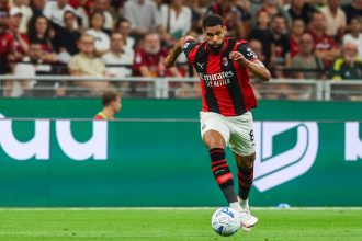 Ruben Loftus-Cheek, centrocampista inglese del Milan, in azione a San Siro nella Serie A attuale