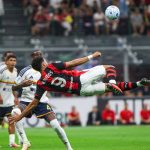 Gonçalo Ramos tenta un gol in sforbiciata nel corso della vittoria del suo Milan contro il Lecce